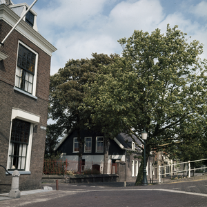 119969 Gezicht op een gedeelte van het hoekhuis Kromme Haven/ Biezenpoortstraat te Oudewater; rechts de aanzet van de ...